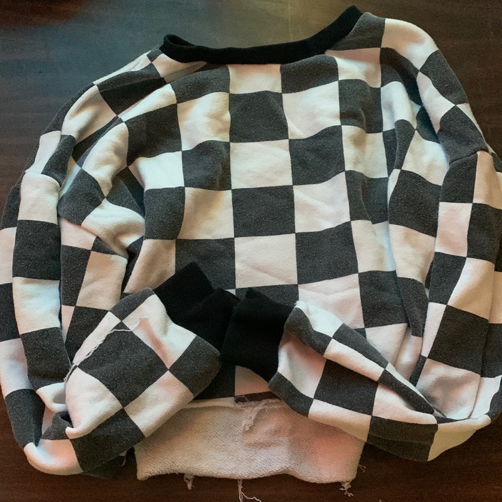 Crop top black and white checkered long sleeve shirt